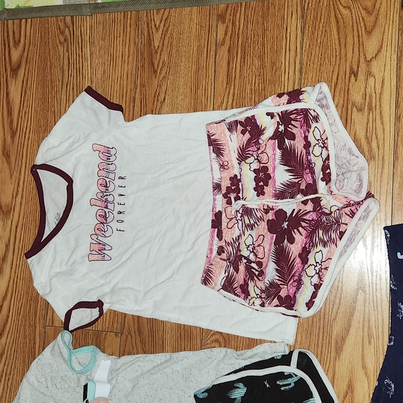 Justice bundle of 5 pieces girl 2  tshirts and 3 shorts pants. Size 10 - Picture 3 of 4